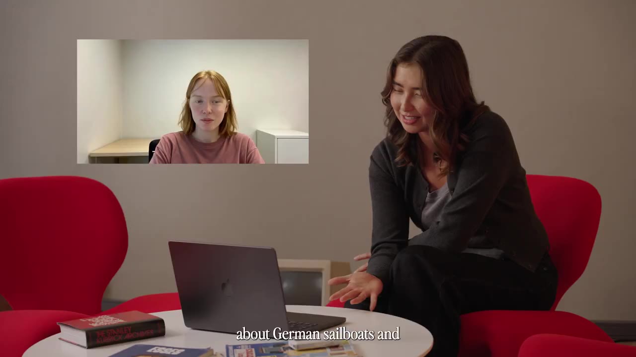 Een vrouw op een rode stoel vertelt over een saaie date, rechtsboven luistert de AI-persona in een videovenster