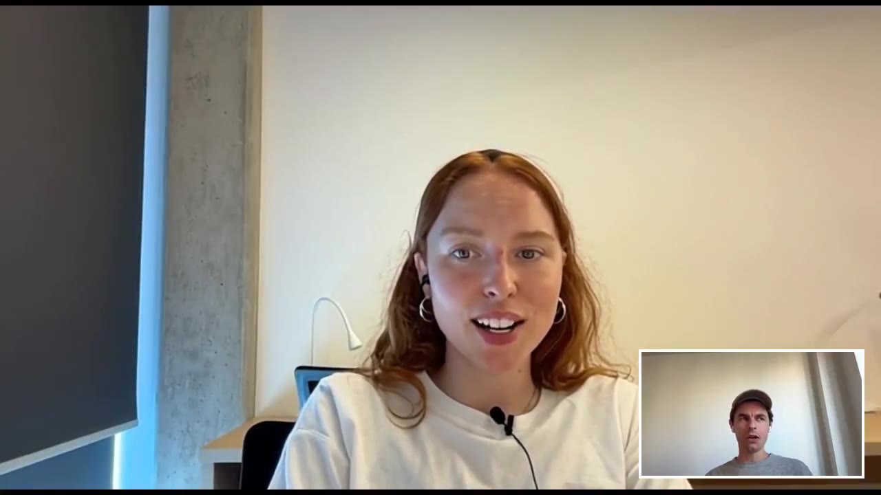 Close-up van de AI-persona Vanessa die praat, met rechtsonder een man in een klein videovenster
