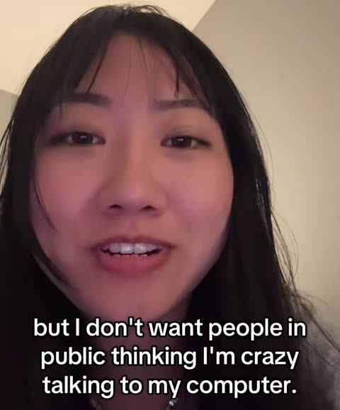 Amy praat in de camera, ondertitel: but I don't want people in public thinking I'm crazy talking to my computer